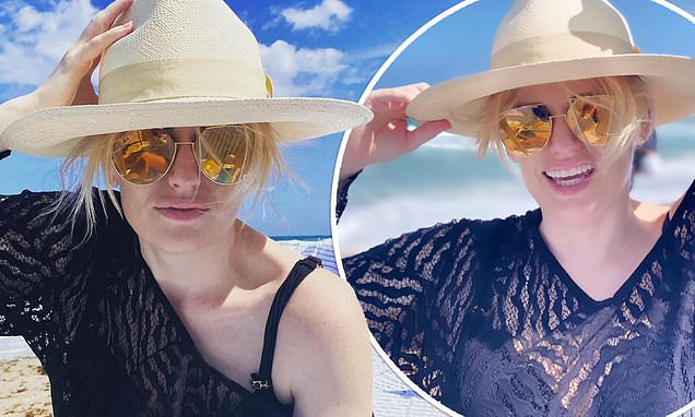 Rebel Wilson flaunts trim figure on the beach after 35kg weight loss | Daily Mail Online