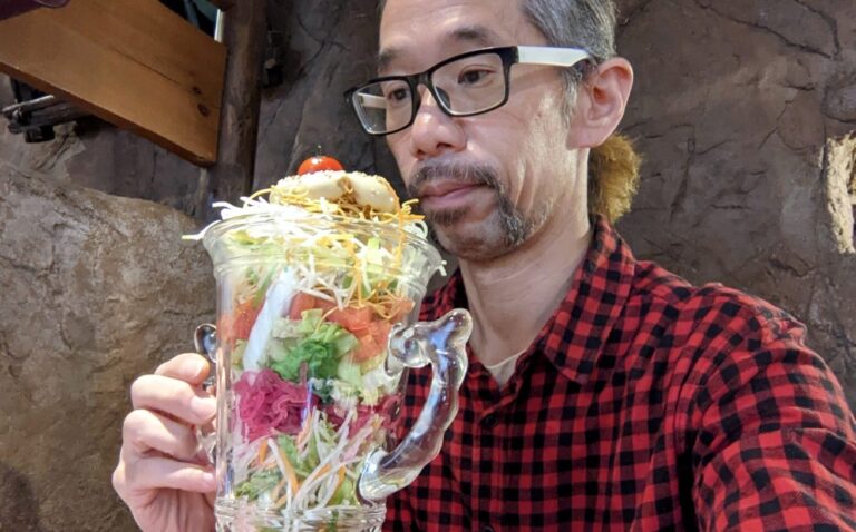 Japanese chain Bikkuri Donkey’s enormous salad almost beats Mr. Sato, but not because of its size | SoraNews24 -Japan News-